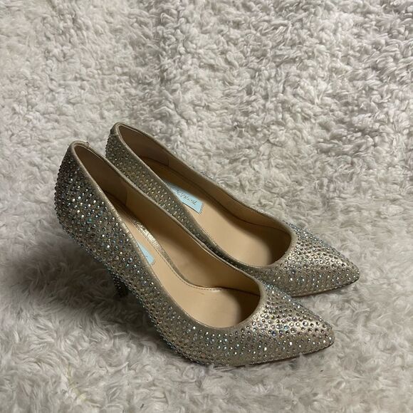 Betsey Johnson Blue .Champagne, Fabric Crystal Heels Shoes Size 8.5 - Picture 1 of 12
